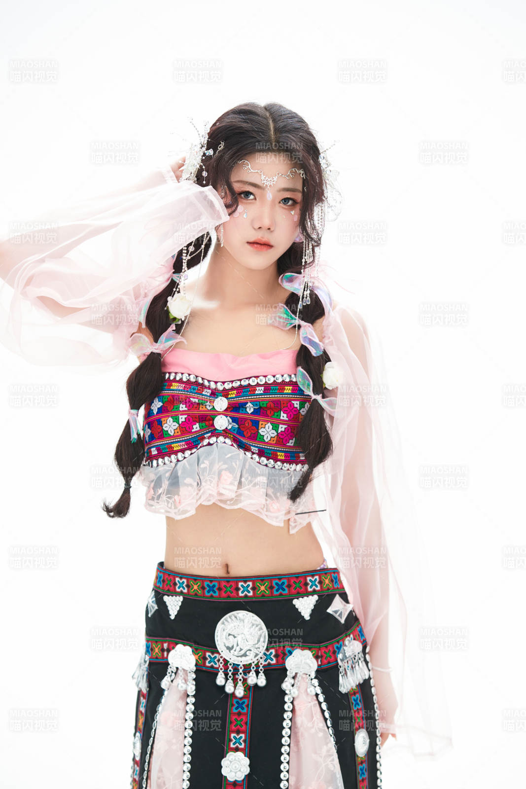 身穿少數(shù)民族哈尼族網(wǎng)紅族服飾的東方少女