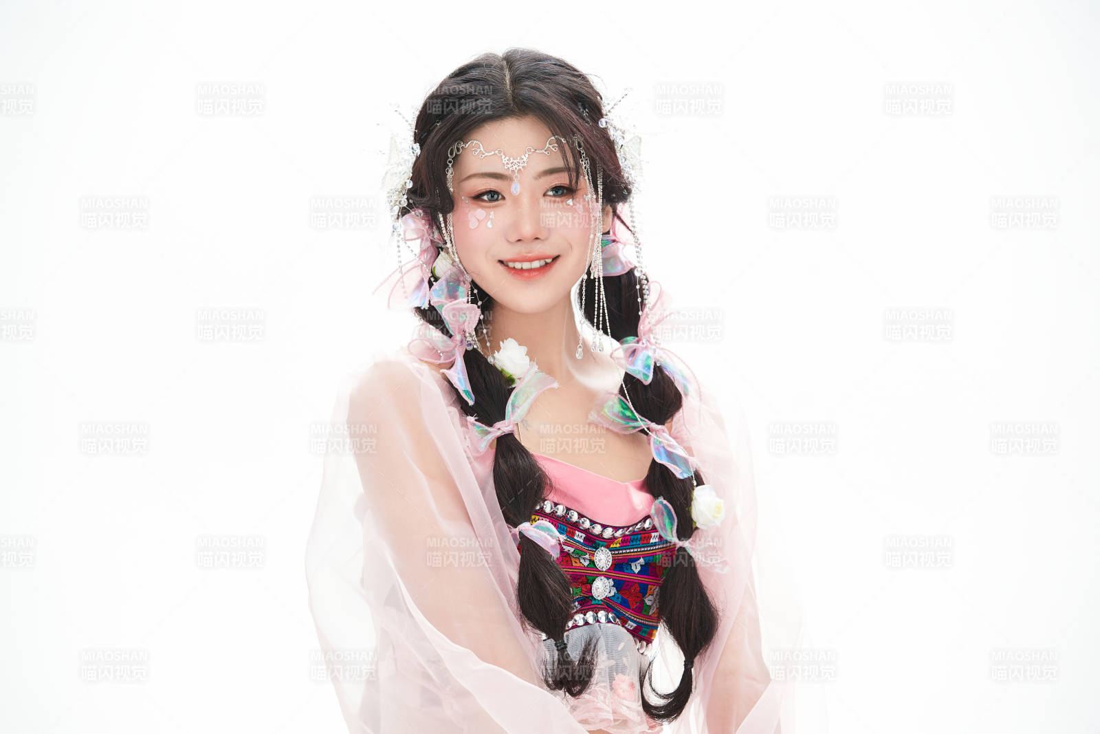 身穿少數(shù)民族哈尼族網(wǎng)紅族服飾的東方少女