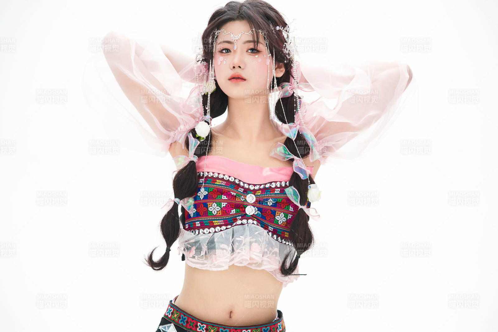 身穿少數民族哈尼族網紅族服飾的東方少女