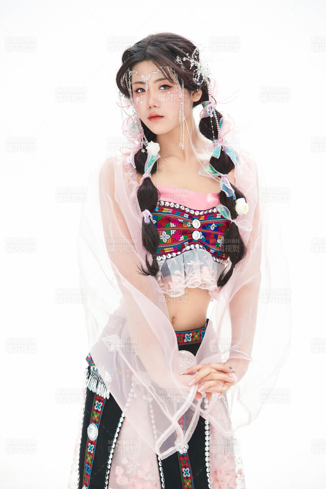 身穿少數民族哈尼族網紅族服飾的東方少女