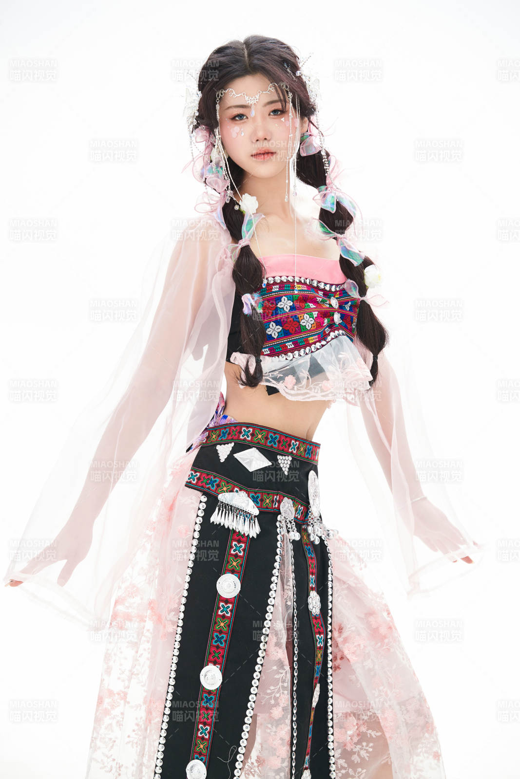 身穿少數民族哈尼族網紅族服飾的東方少女