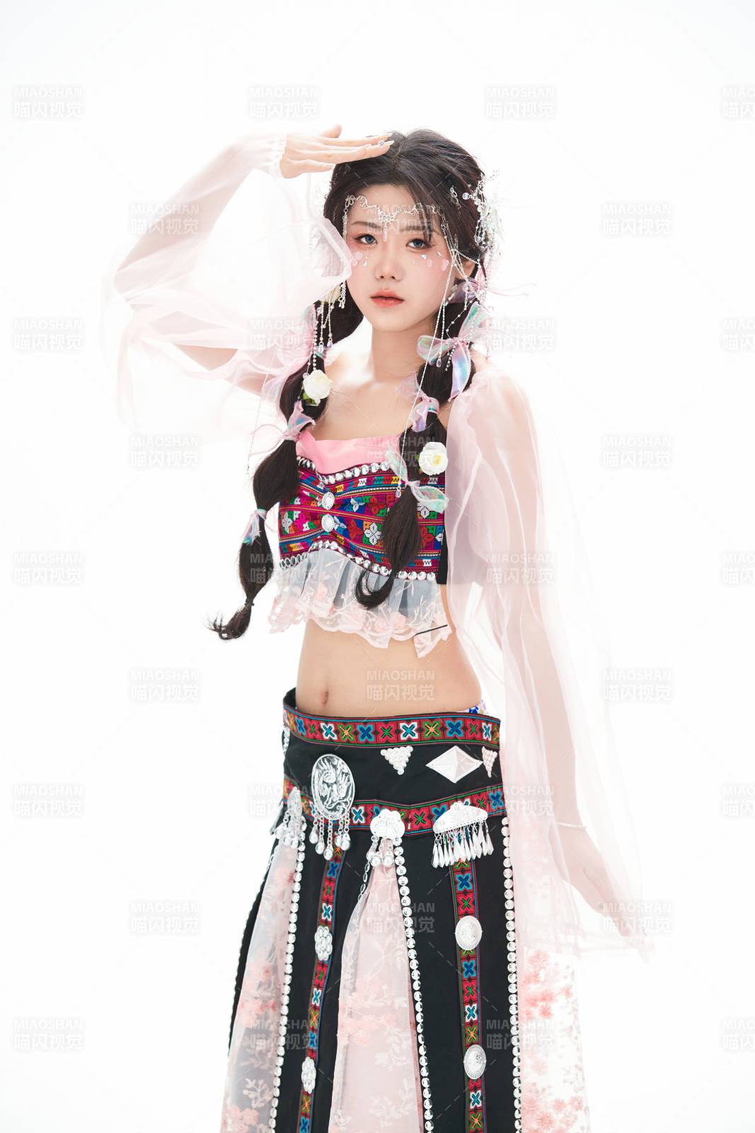 身穿少數(shù)民族哈尼族網(wǎng)紅族服飾的東方少女