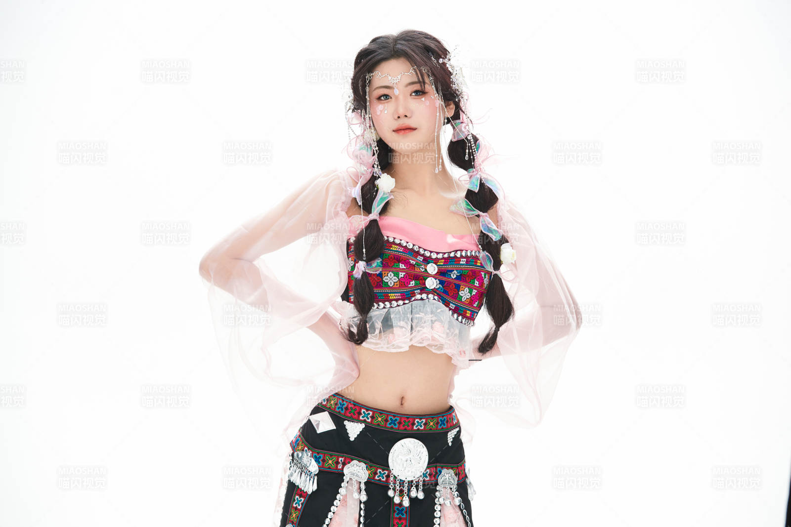 身穿少數(shù)民族哈尼族網(wǎng)紅族服飾的東方少女