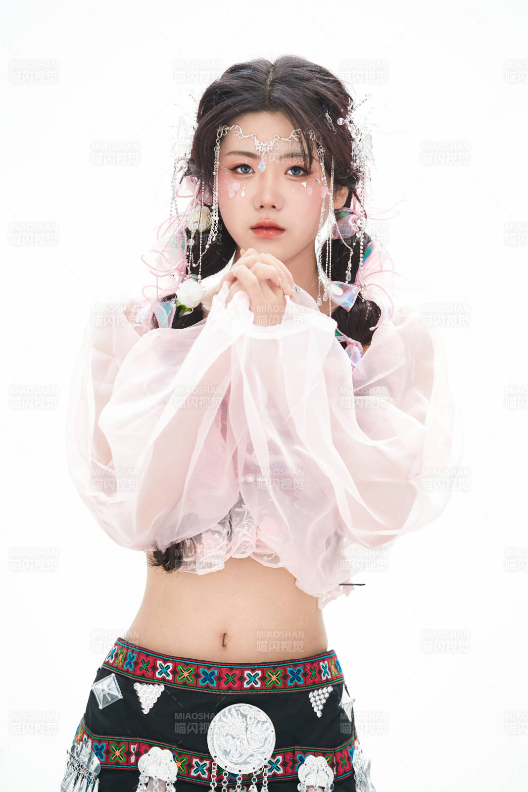 身穿少數民族哈尼族網紅族服飾的東方少女