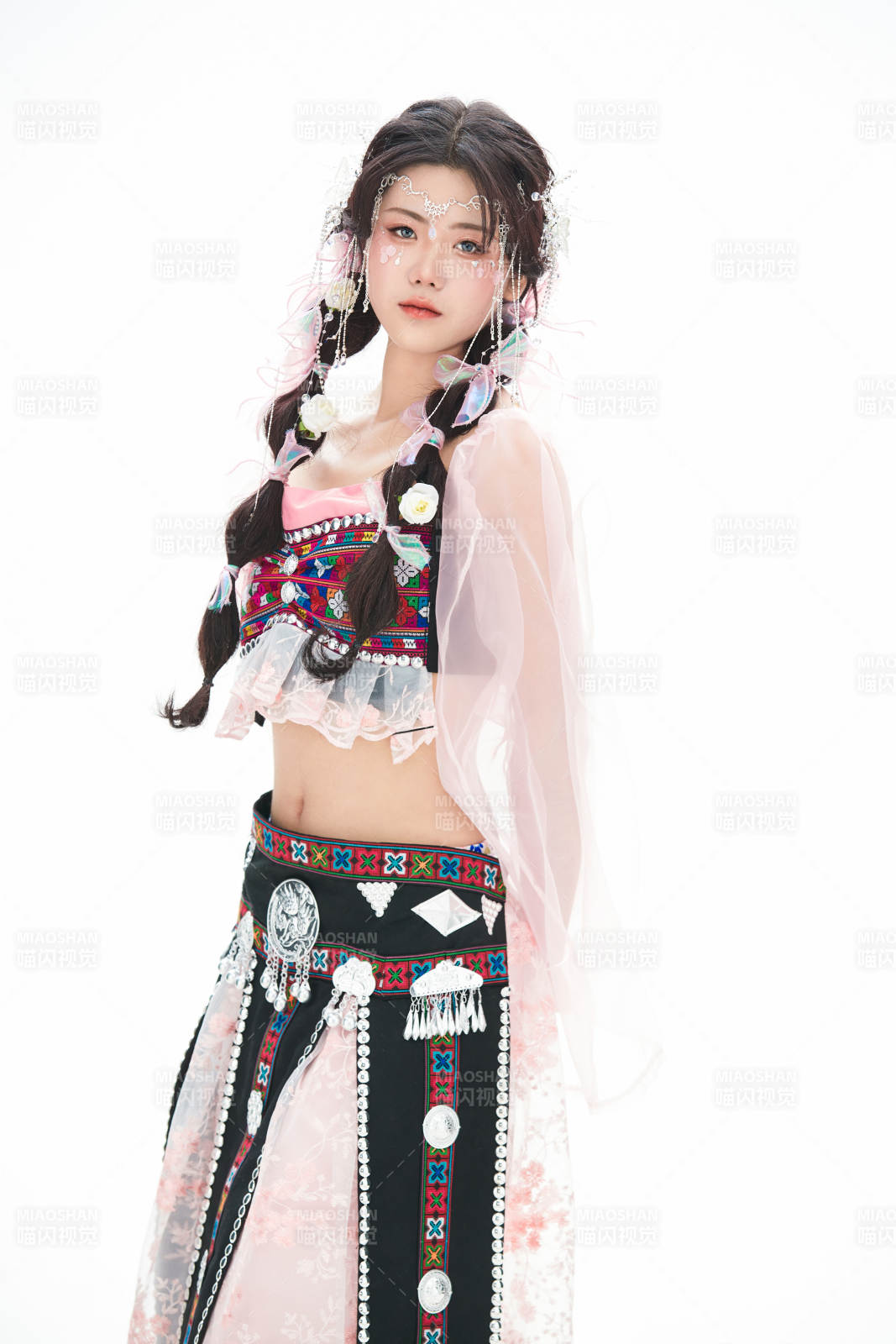 身穿少數民族哈尼族網紅族服飾的東方少女