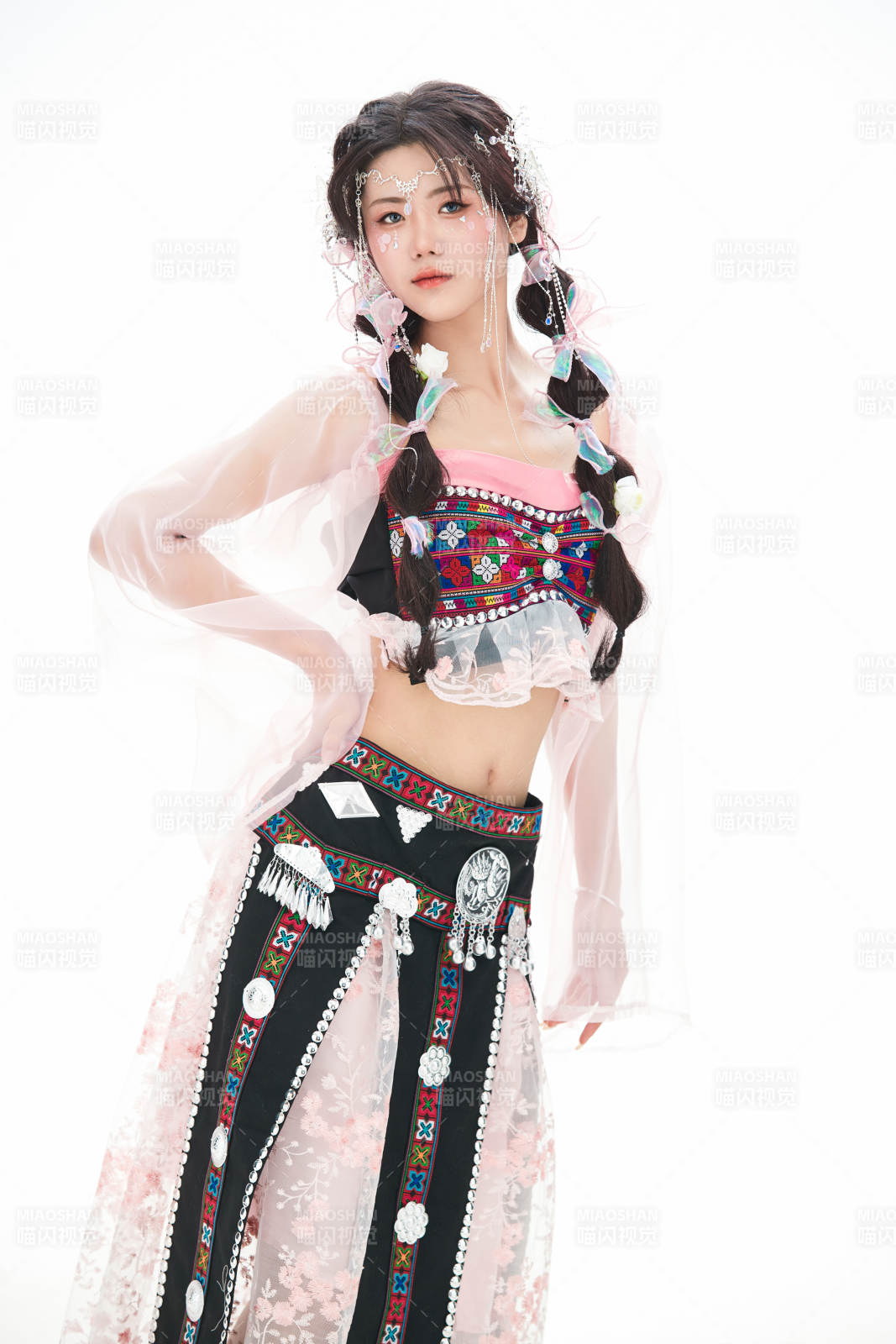 身穿少數(shù)民族哈尼族網(wǎng)紅族服飾的東方少女