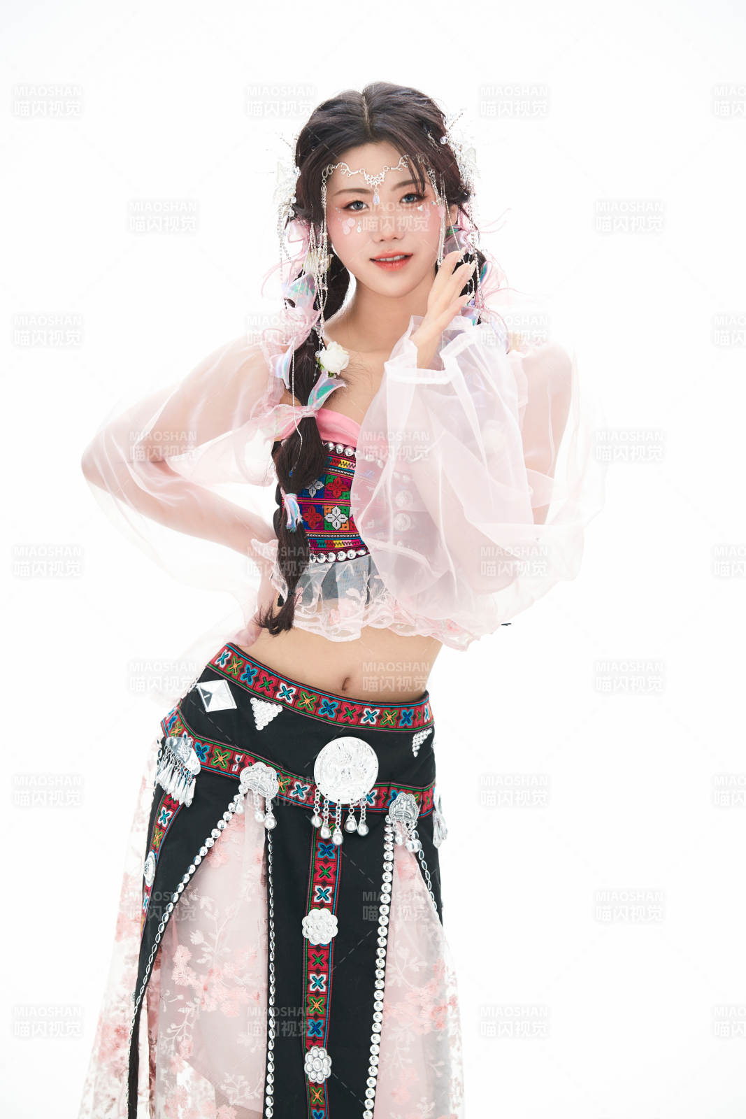 身穿少數民族哈尼族網紅族服飾的東方少女