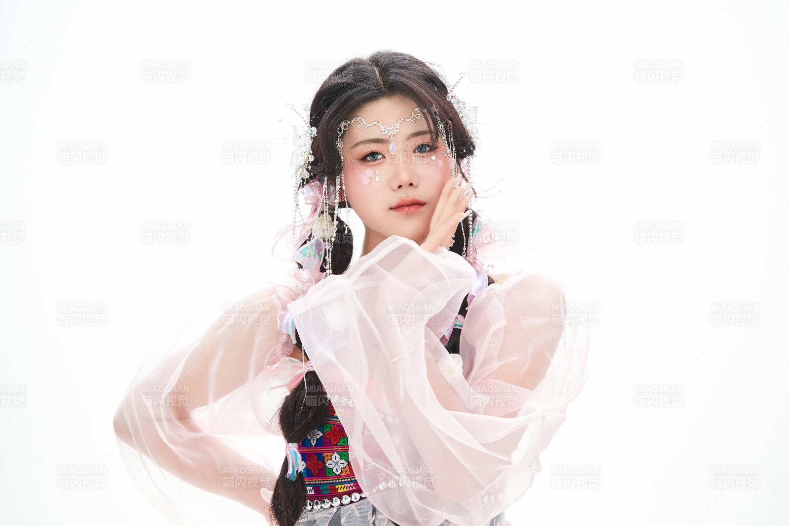 身穿少數民族哈尼族網紅族服飾的東方少女