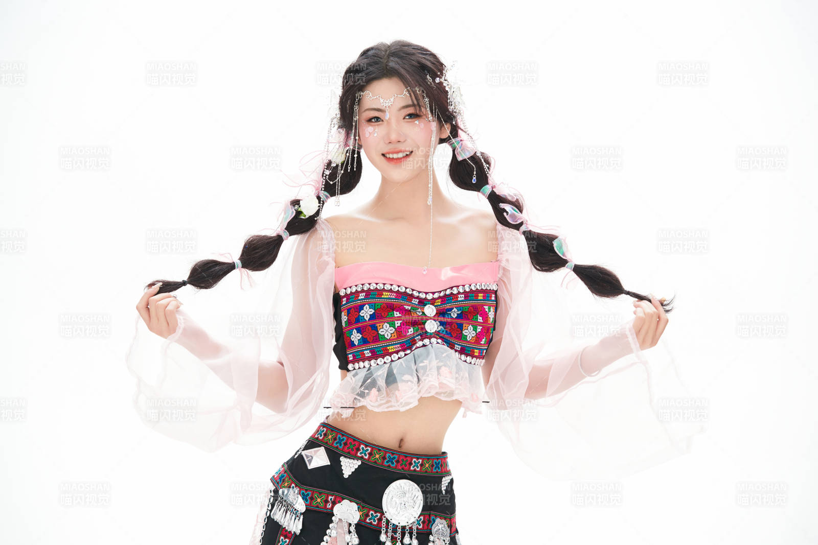 身穿少數民族哈尼族網紅族服飾的東方少女