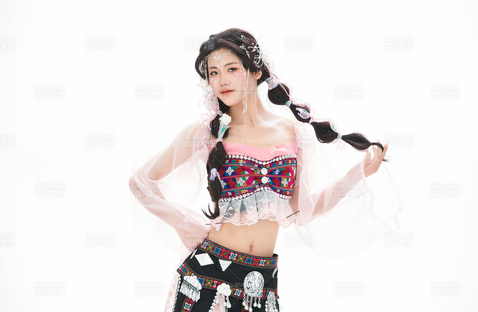 身穿少數(shù)民族哈尼族網(wǎng)紅族服飾的東方少女