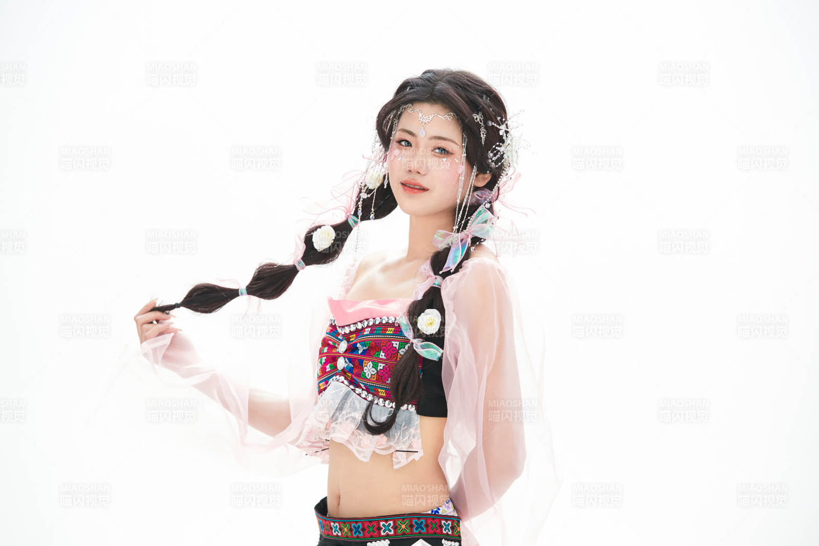 身穿少數民族哈尼族網紅族服飾的東方少女