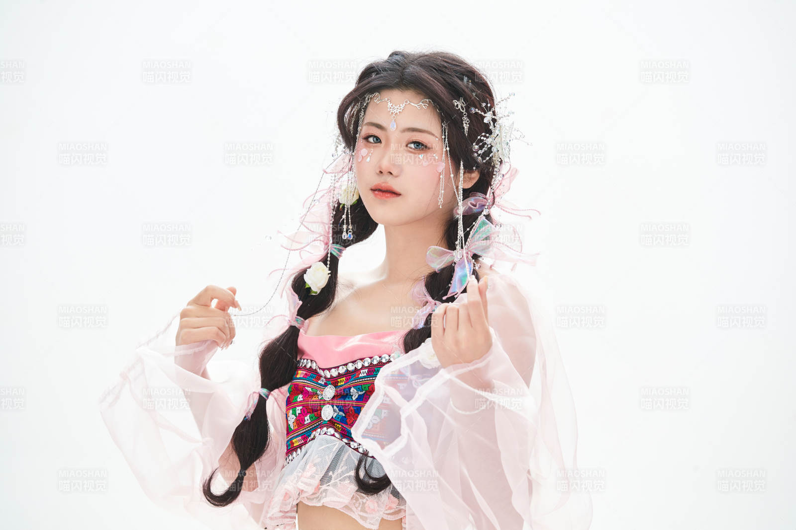 身穿少數民族哈尼族網紅族服飾的東方少女