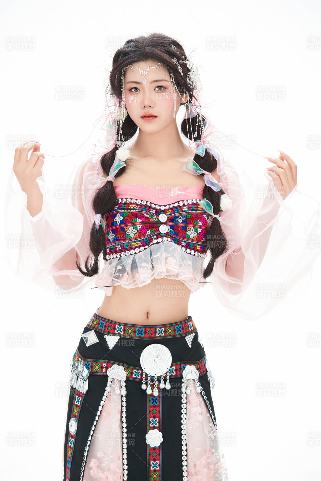 身穿少數民族哈尼族網紅族服飾的東方少女