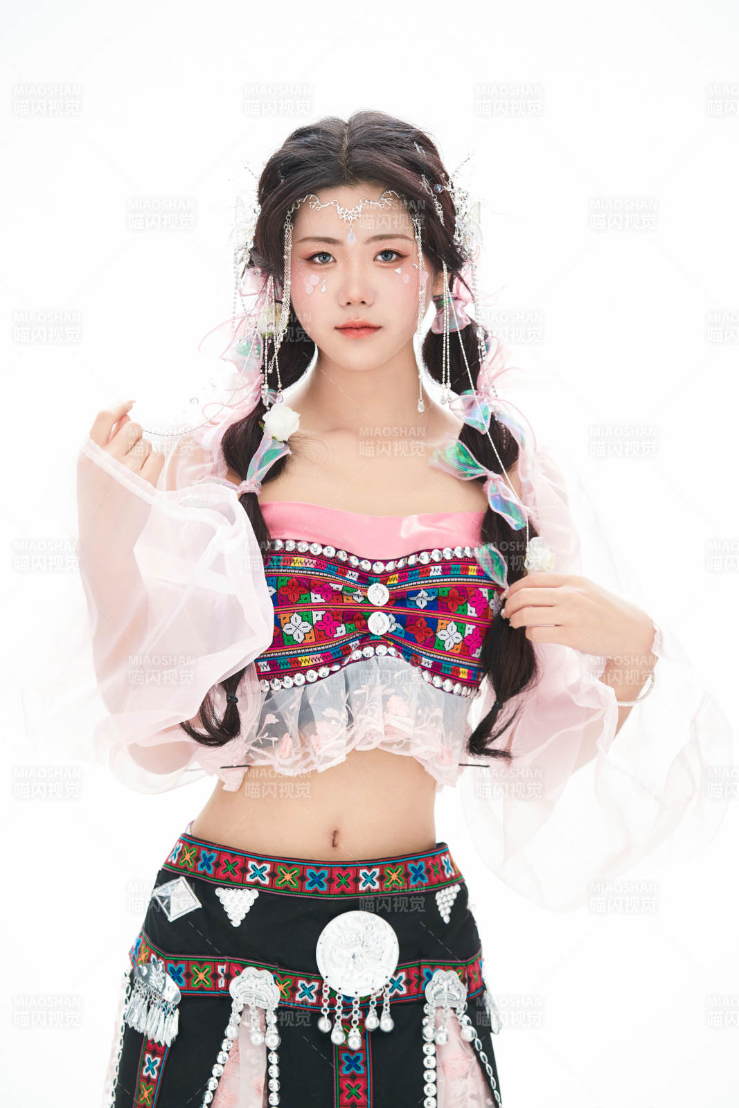 身穿少數民族哈尼族網紅族服飾的東方少女