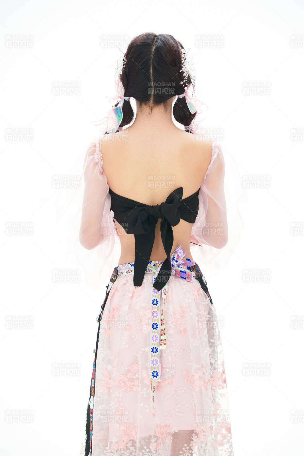 身穿少數(shù)民族哈尼族網(wǎng)紅族服飾的東方少女