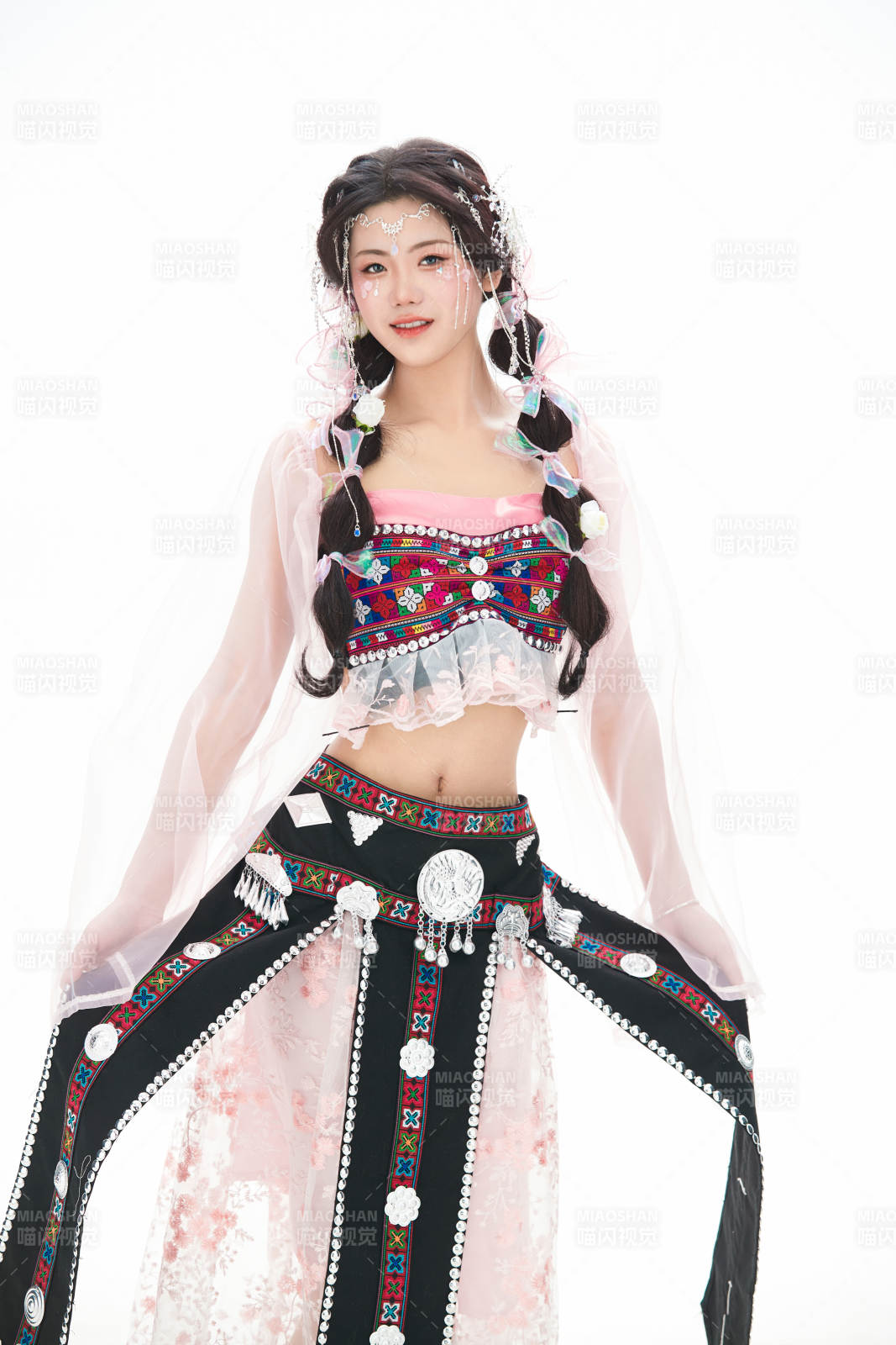 身穿少數民族哈尼族網紅族服飾的東方少女