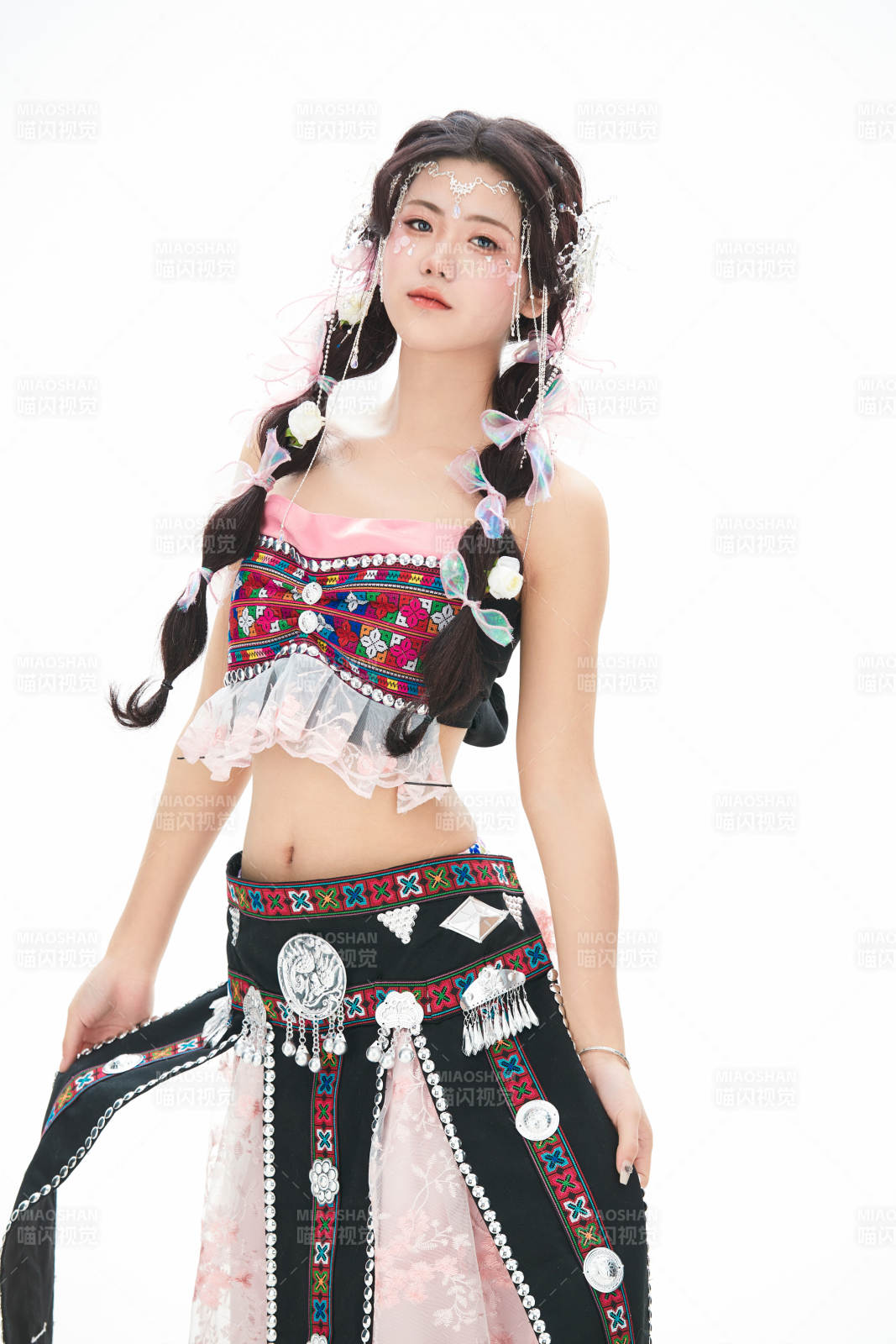 身穿少數民族哈尼族網紅族服飾的東方少女