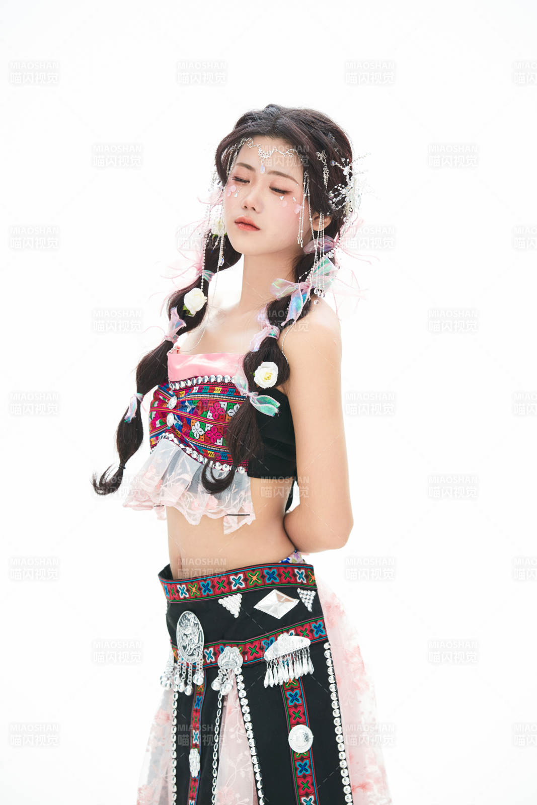 身穿少數(shù)民族哈尼族網紅族服飾的東方少女