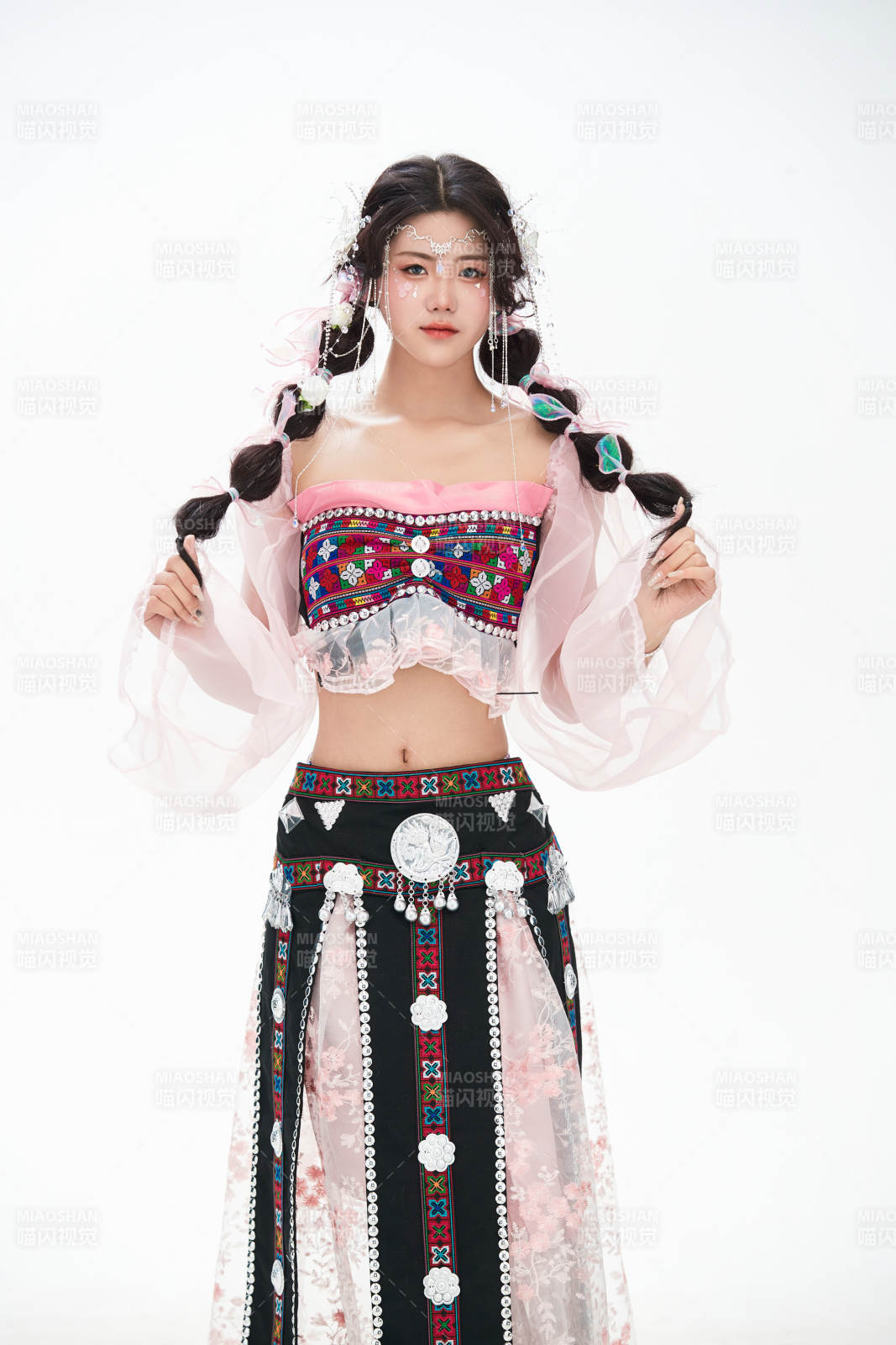 身穿少數(shù)民族哈尼族網(wǎng)紅族服飾的東方少女