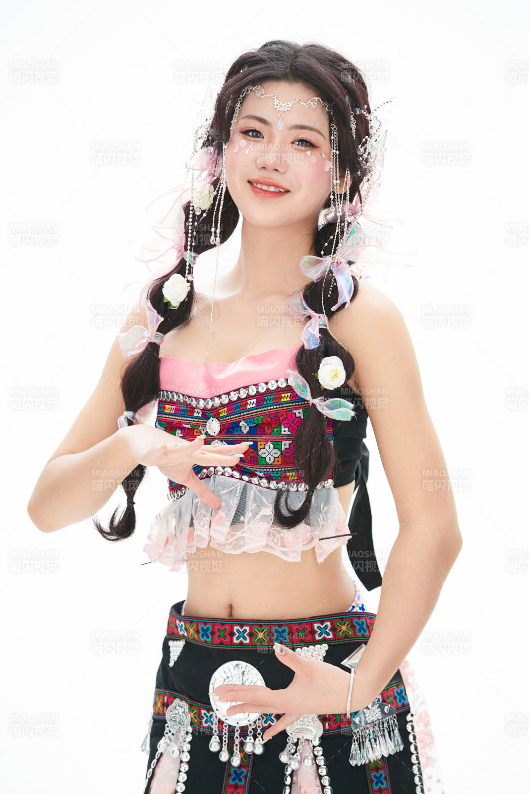 身穿少數民族哈尼族網紅族服飾的東方少女