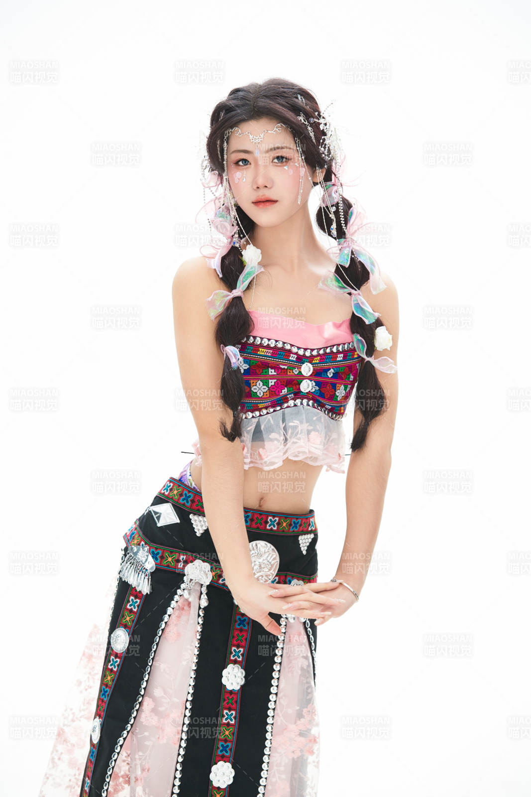 身穿少數民族哈尼族網紅族服飾的東方少女