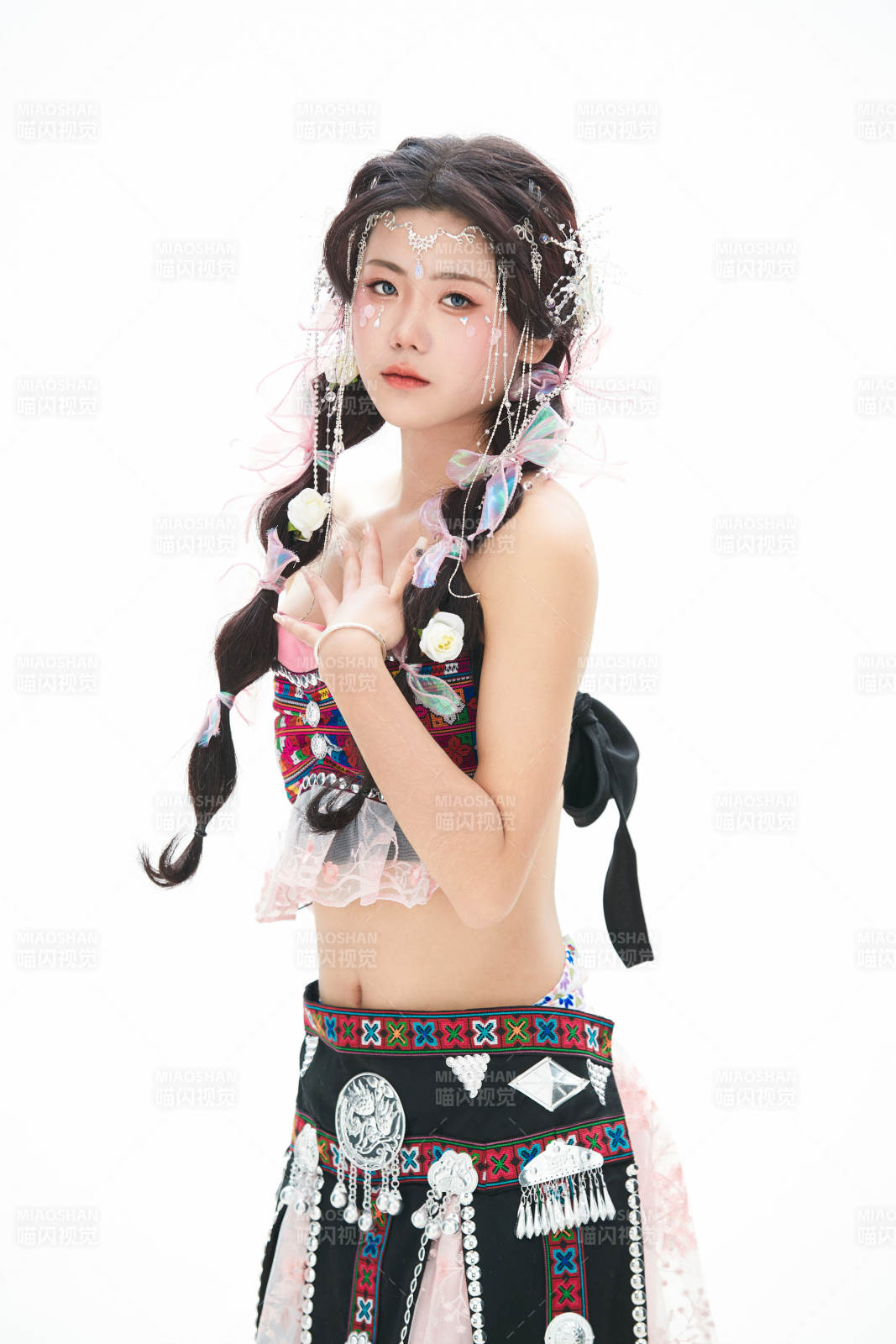 身穿少數(shù)民族哈尼族網(wǎng)紅族服飾的東方少女