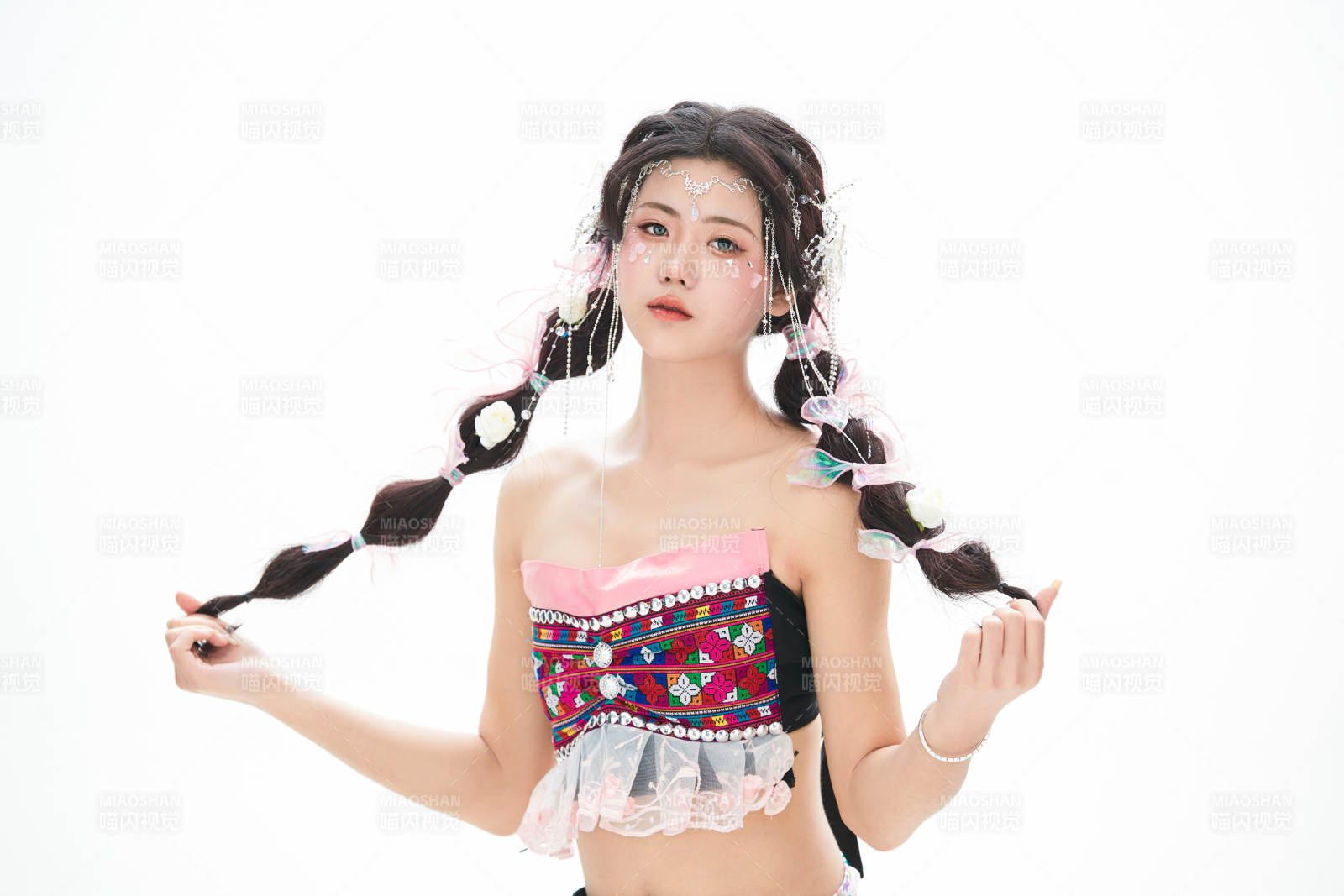 身穿少數民族哈尼族網紅族服飾的東方少女