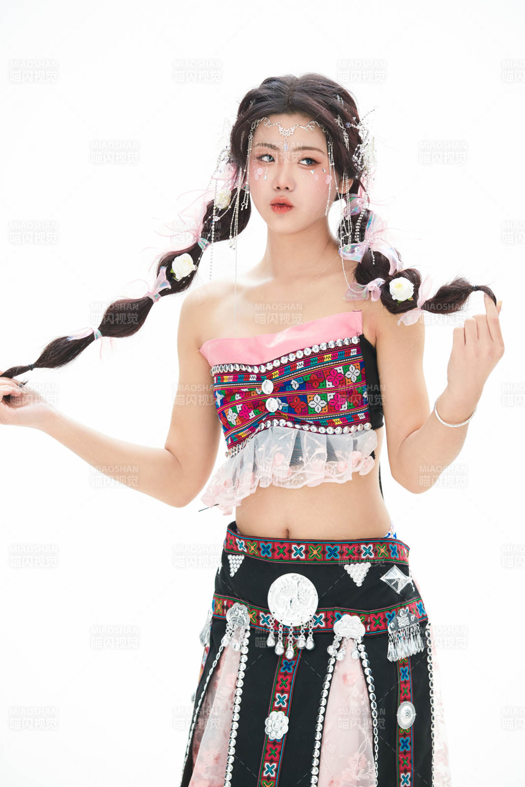 身穿少數民族哈尼族網紅族服飾的東方少女