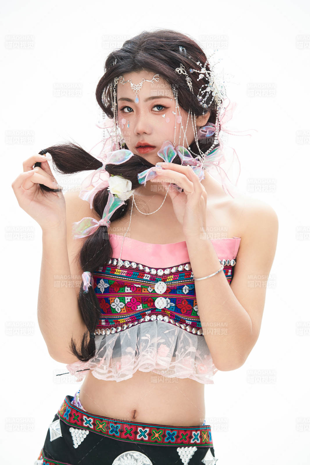 身穿少數民族哈尼族網紅族服飾的東方少女