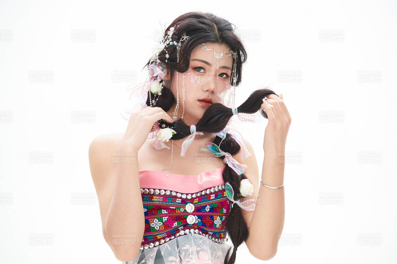 身穿少數民族哈尼族網紅族服飾的東方少女