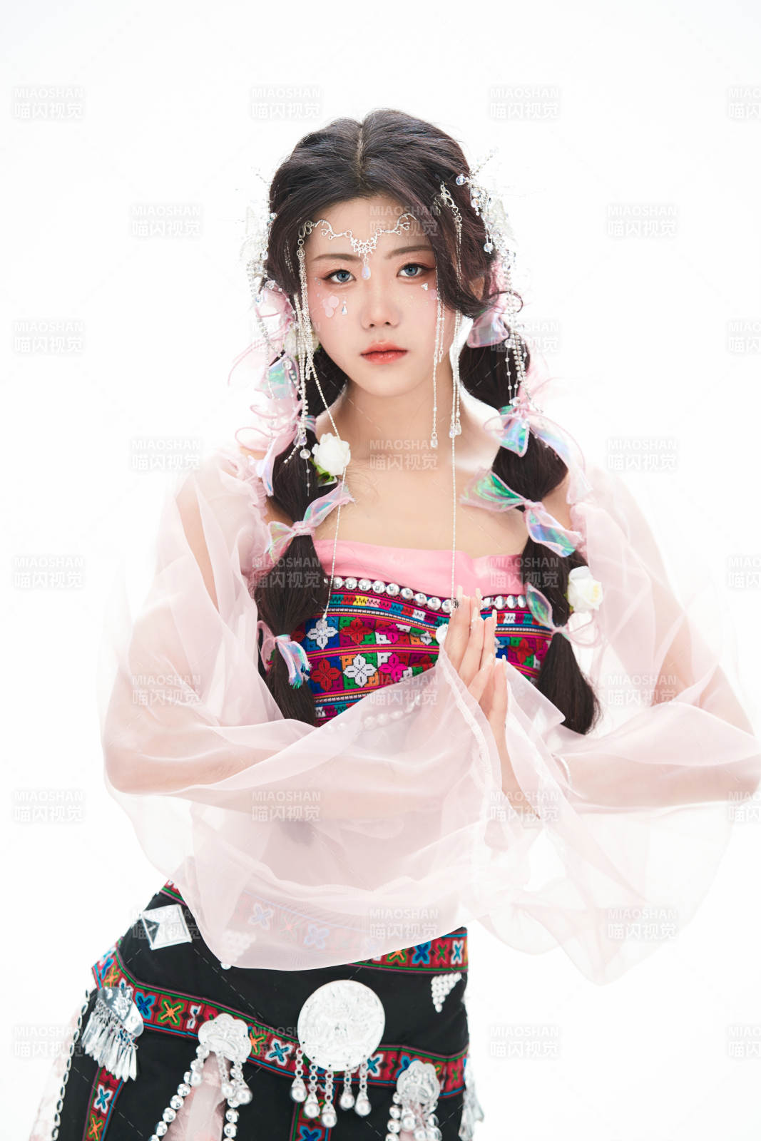身穿少數(shù)民族哈尼族網(wǎng)紅族服飾的東方少女