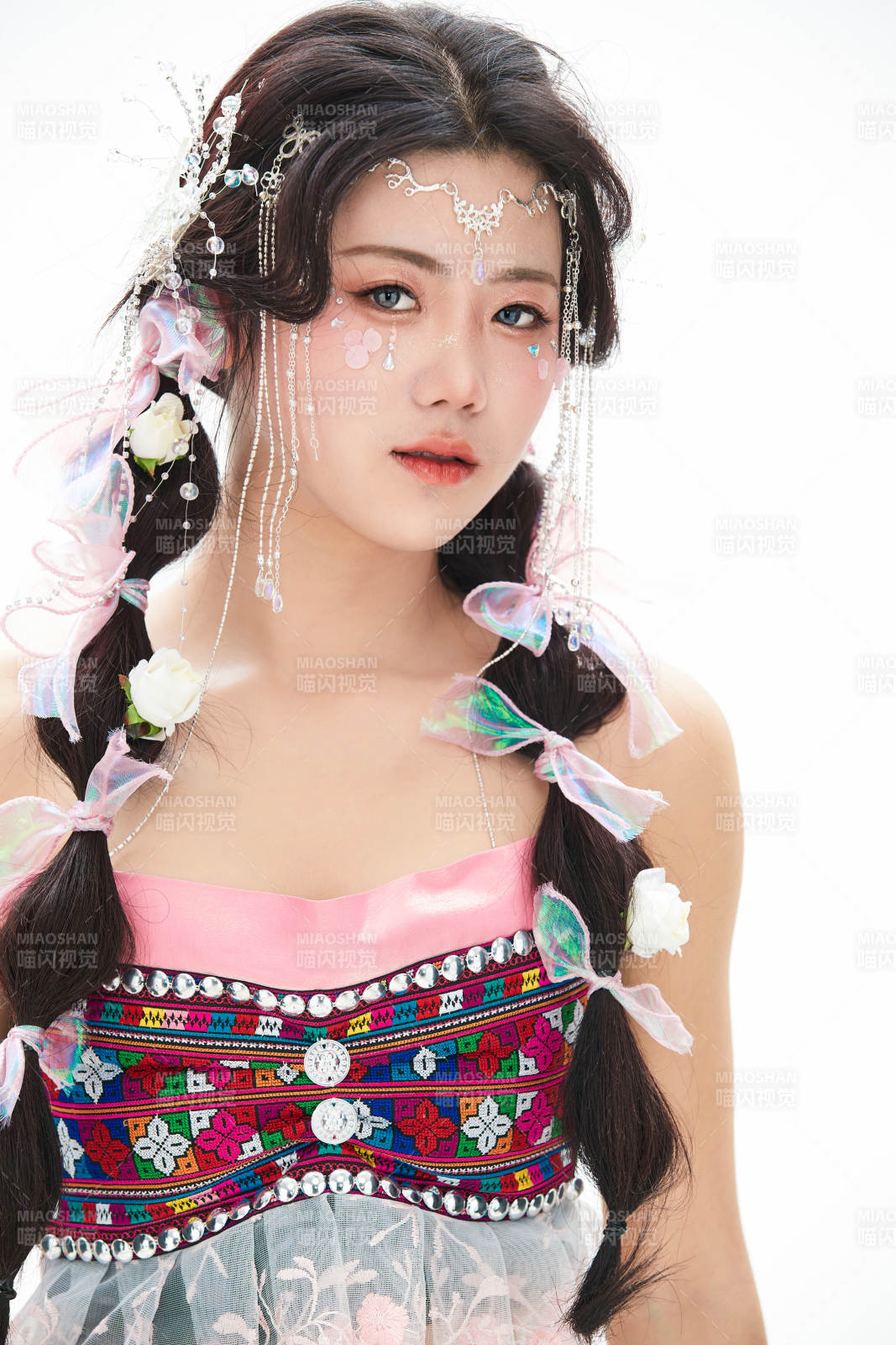 身穿少數民族哈尼族網紅族服飾的東方少女