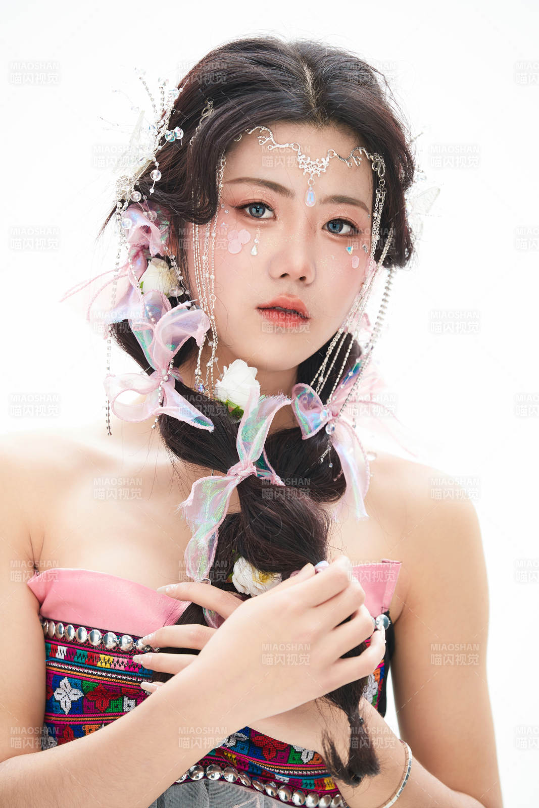 身穿少數(shù)民族哈尼族網(wǎng)紅族服飾的東方少女