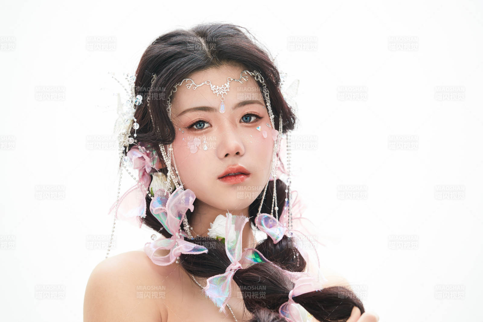 身穿少數民族哈尼族網紅族服飾的東方少女