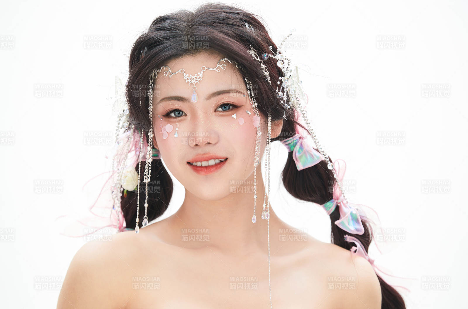 身穿少數(shù)民族哈尼族網(wǎng)紅族服飾的東方少女