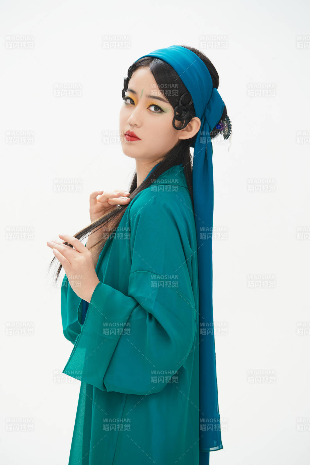 民間故事白蛇傳中小青服飾妝面的亞洲少女