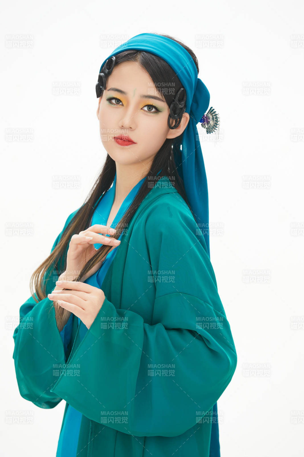 民間故事白蛇傳中小青服飾妝面的亞洲少女