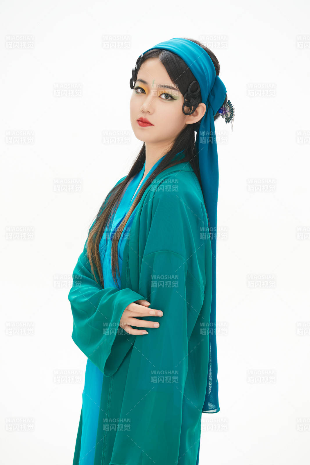 民間故事白蛇傳中小青服飾妝面的亞洲少女