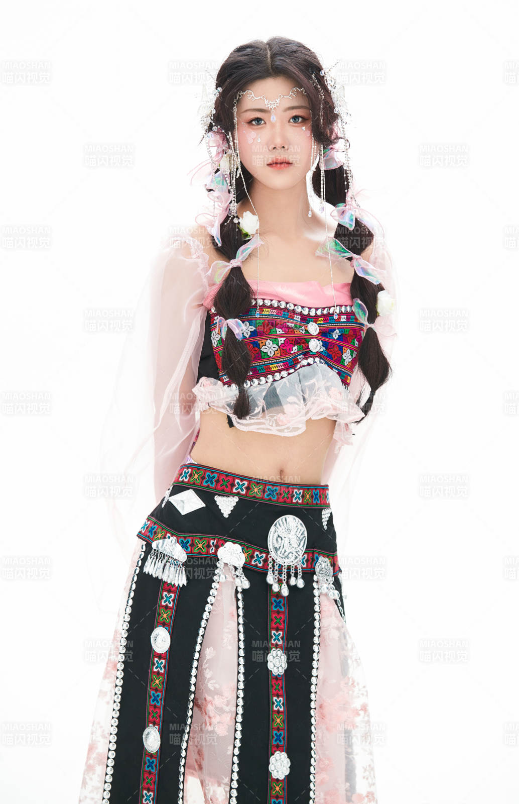 身穿少數民族哈尼族網紅族服飾的東方少女