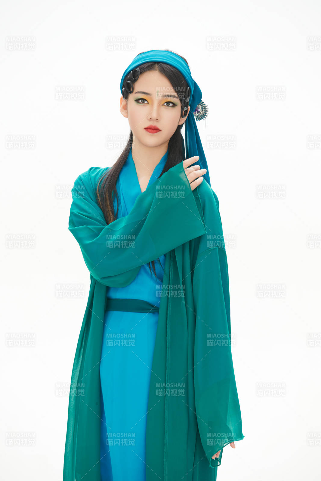 民間故事白蛇傳中小青服飾妝面的亞洲少女