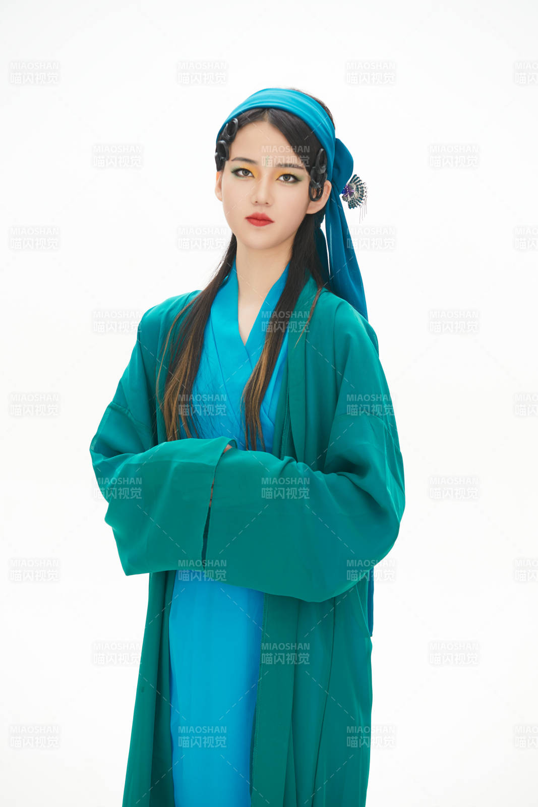 民間故事白蛇傳中小青服飾妝面的亞洲少女