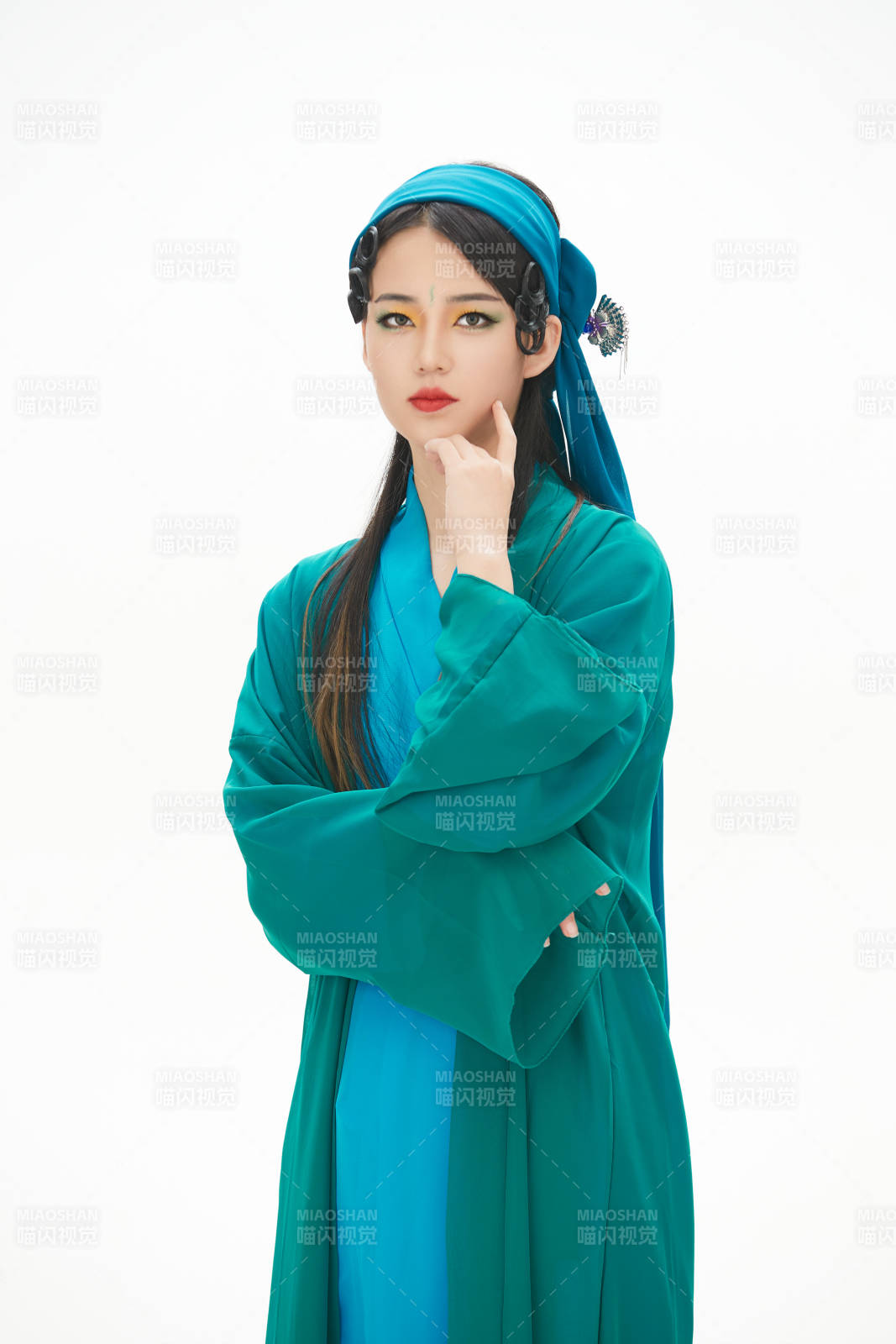 民間故事白蛇傳中小青服飾妝面的亞洲少女