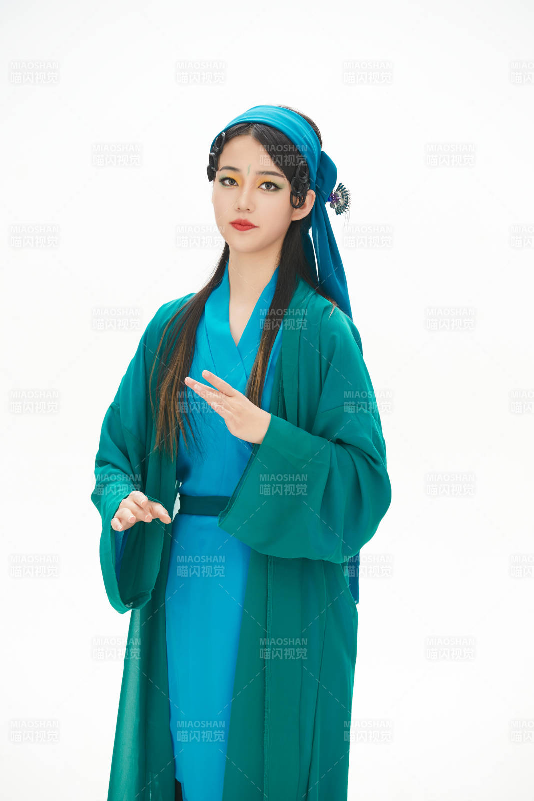 民間故事白蛇傳中小青服飾妝面的亞洲少女