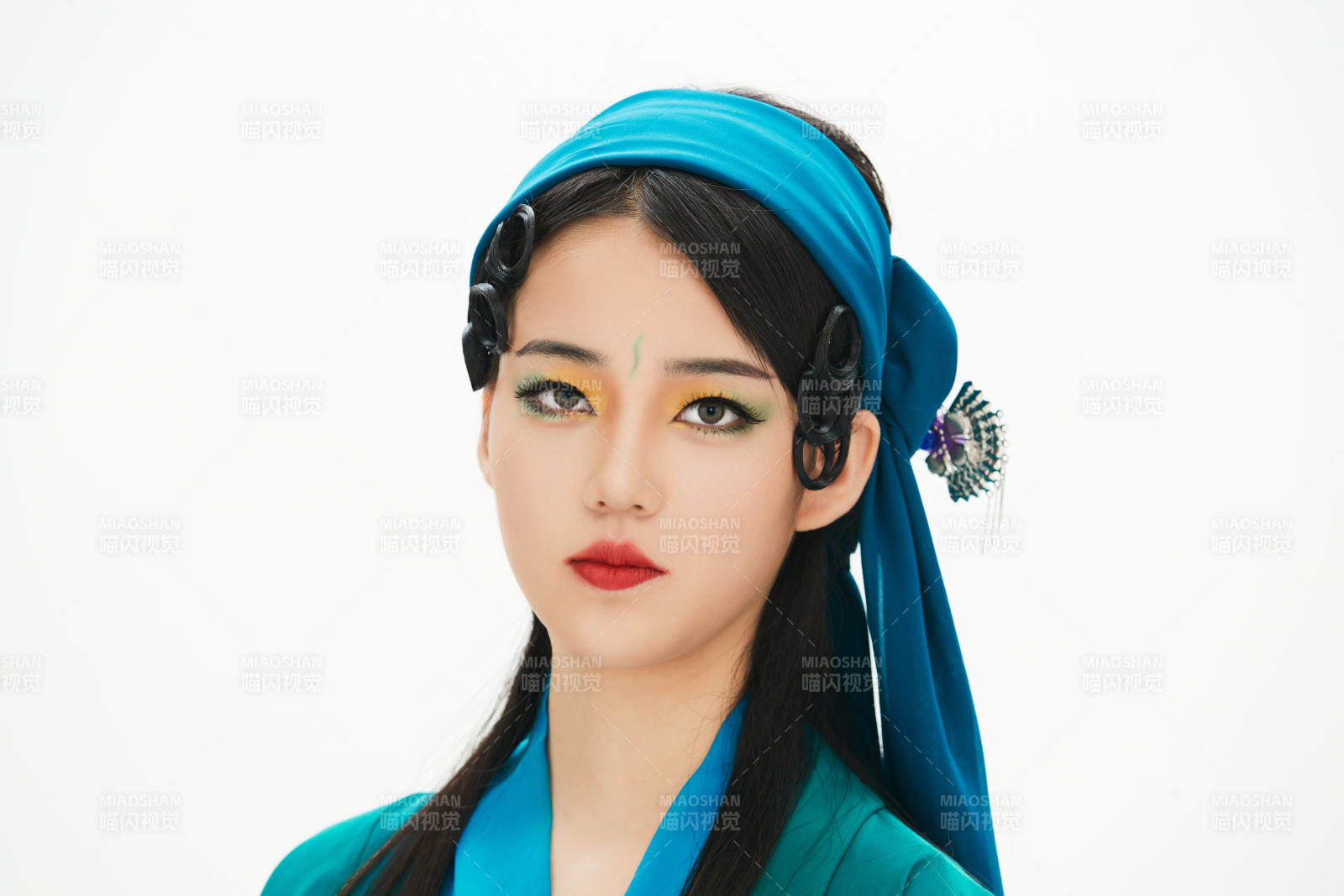 民間故事白蛇傳中小青服飾妝面的亞洲少女