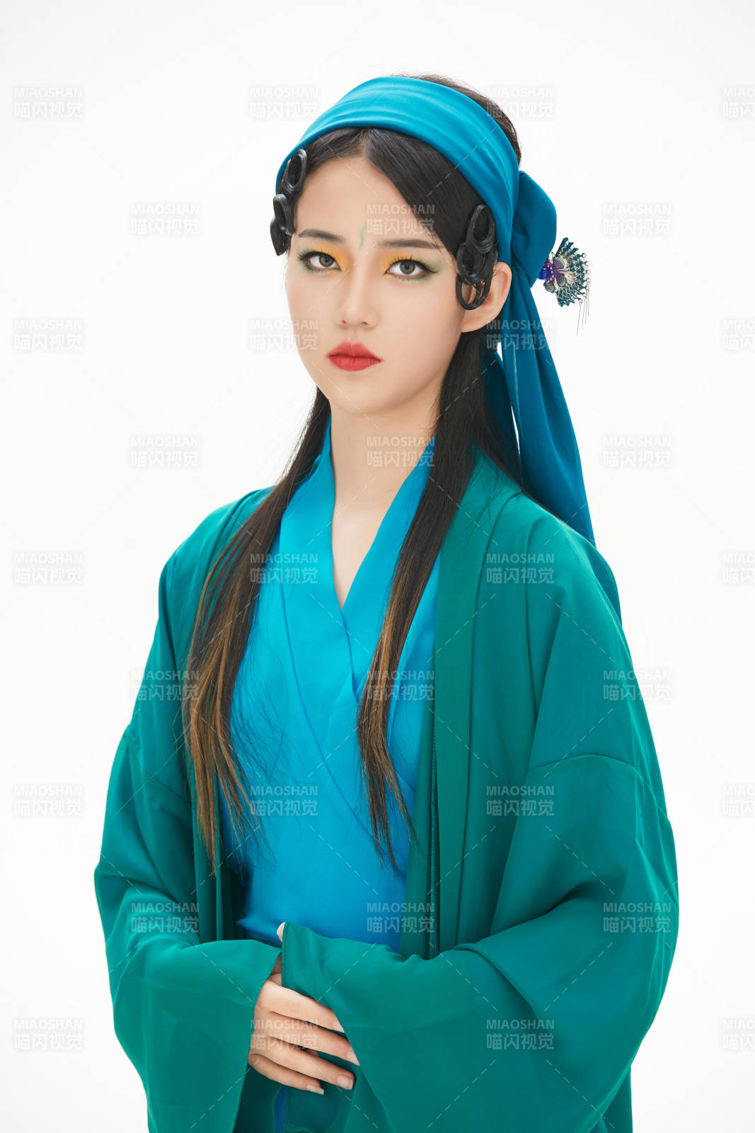 民間故事白蛇傳中小青服飾妝面的亞洲少女