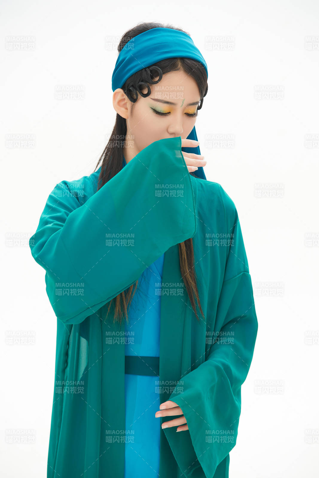 民間故事白蛇傳中小青服飾妝面的亞洲少女