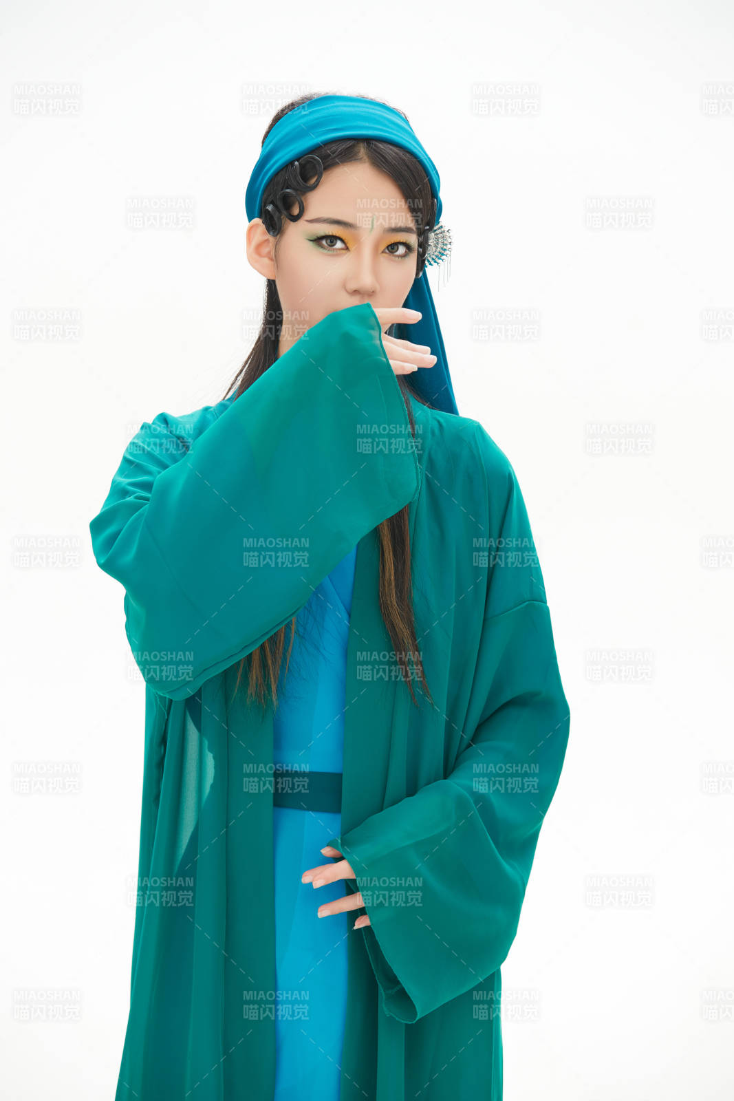 民間故事白蛇傳中小青服飾妝面的亞洲少女