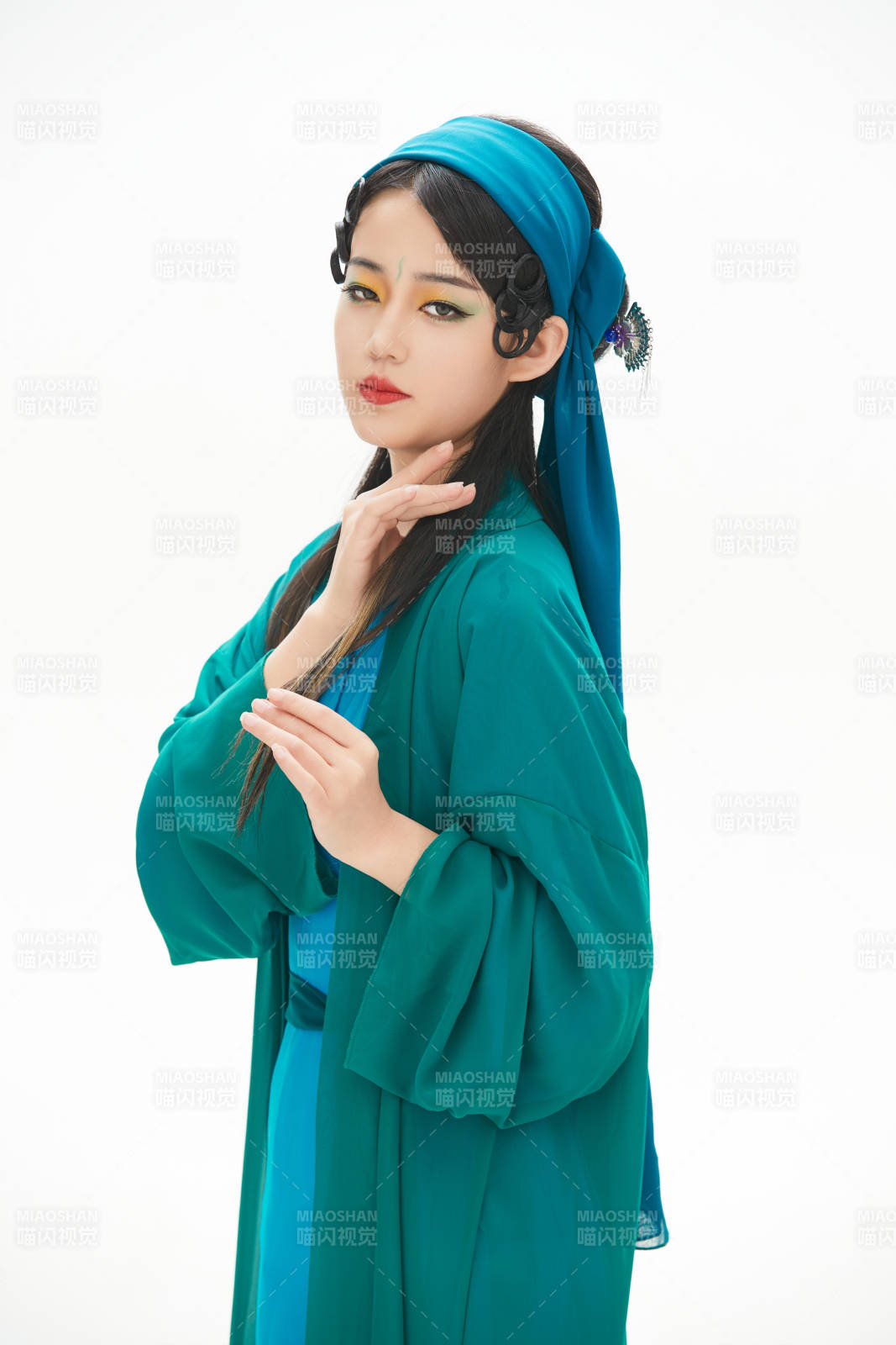 民間故事白蛇傳中小青服飾妝面的亞洲少女