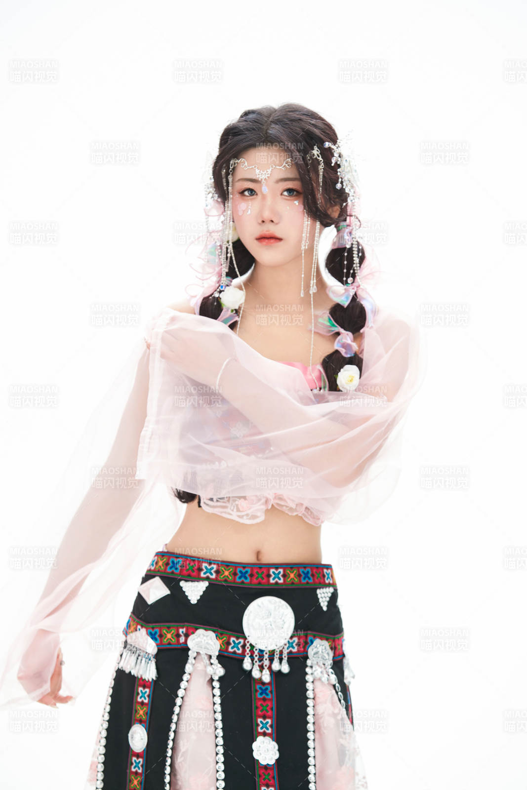 身穿少數民族哈尼族網紅族服飾的東方少女