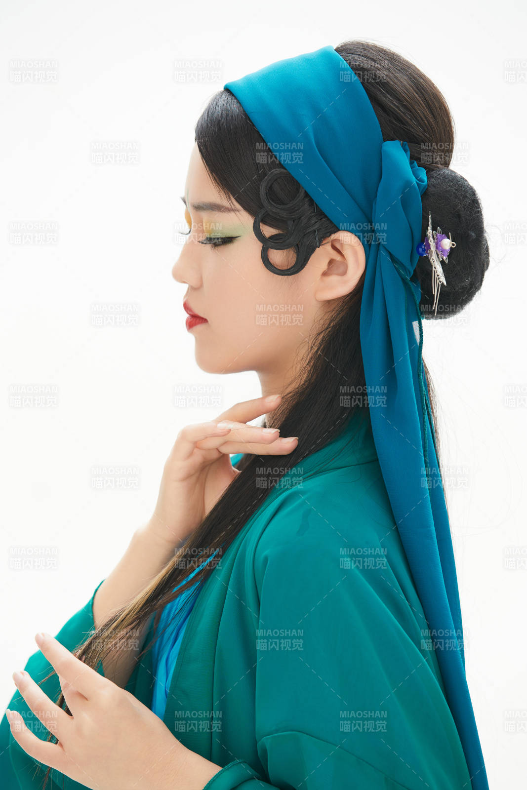 民間故事白蛇傳中小青服飾妝面的亞洲少女